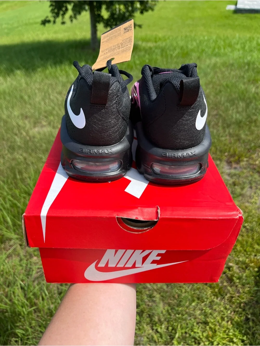 NWT 🔥💖 Nike Air Max Fire Black and Pink Wave-Pattern Athletic Sneakers Size 4.5